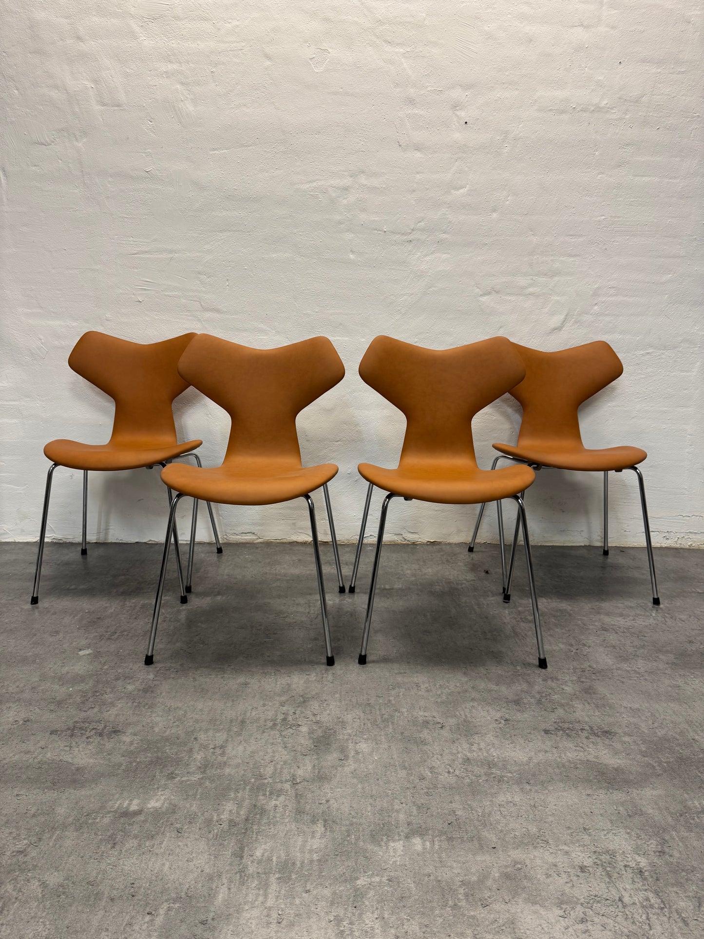 Nypolstret Arne Jacobsen ‘3130/Grand Prix’ Fritz Hansen.