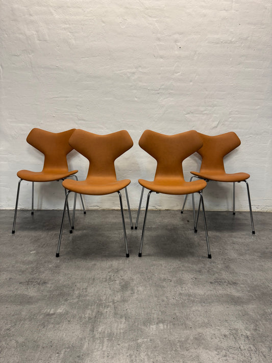 Nypolstret Arne Jacobsen ‘3130/Grand Prix’ Fritz Hansen.
