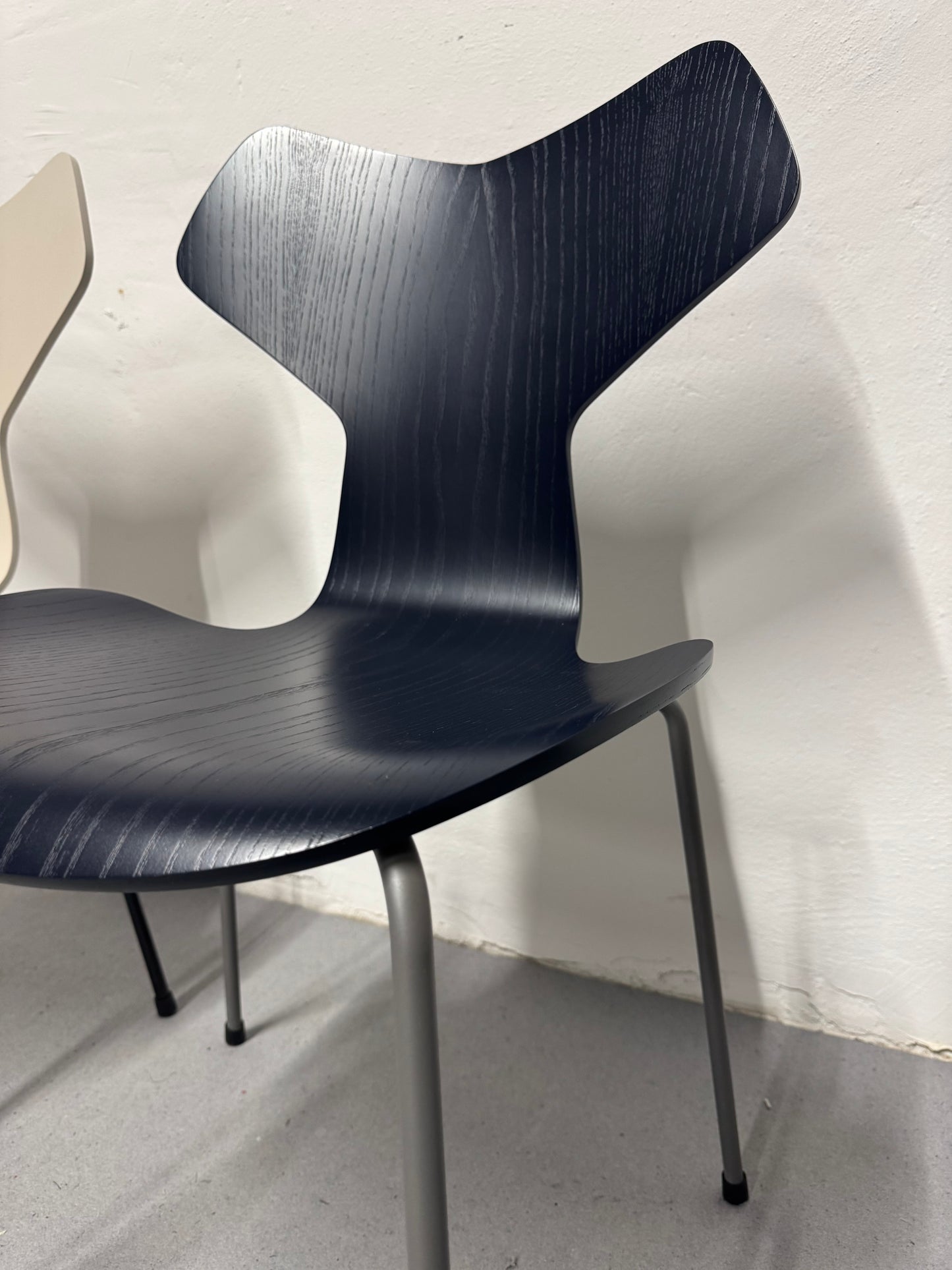 Nypolstret Arne Jacobsen ‘3130/Grand Prix’ Fritz Hansen.