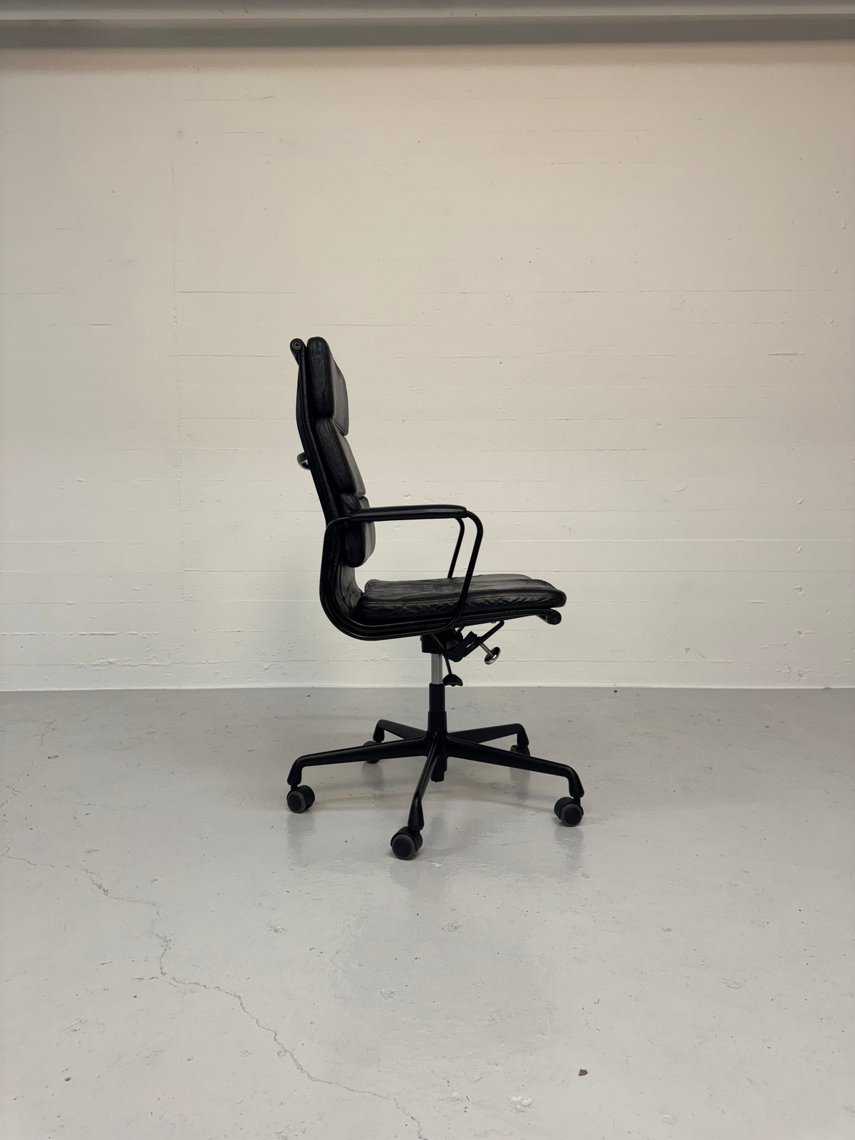Charles Eames ‘EA-219’ Vitra.