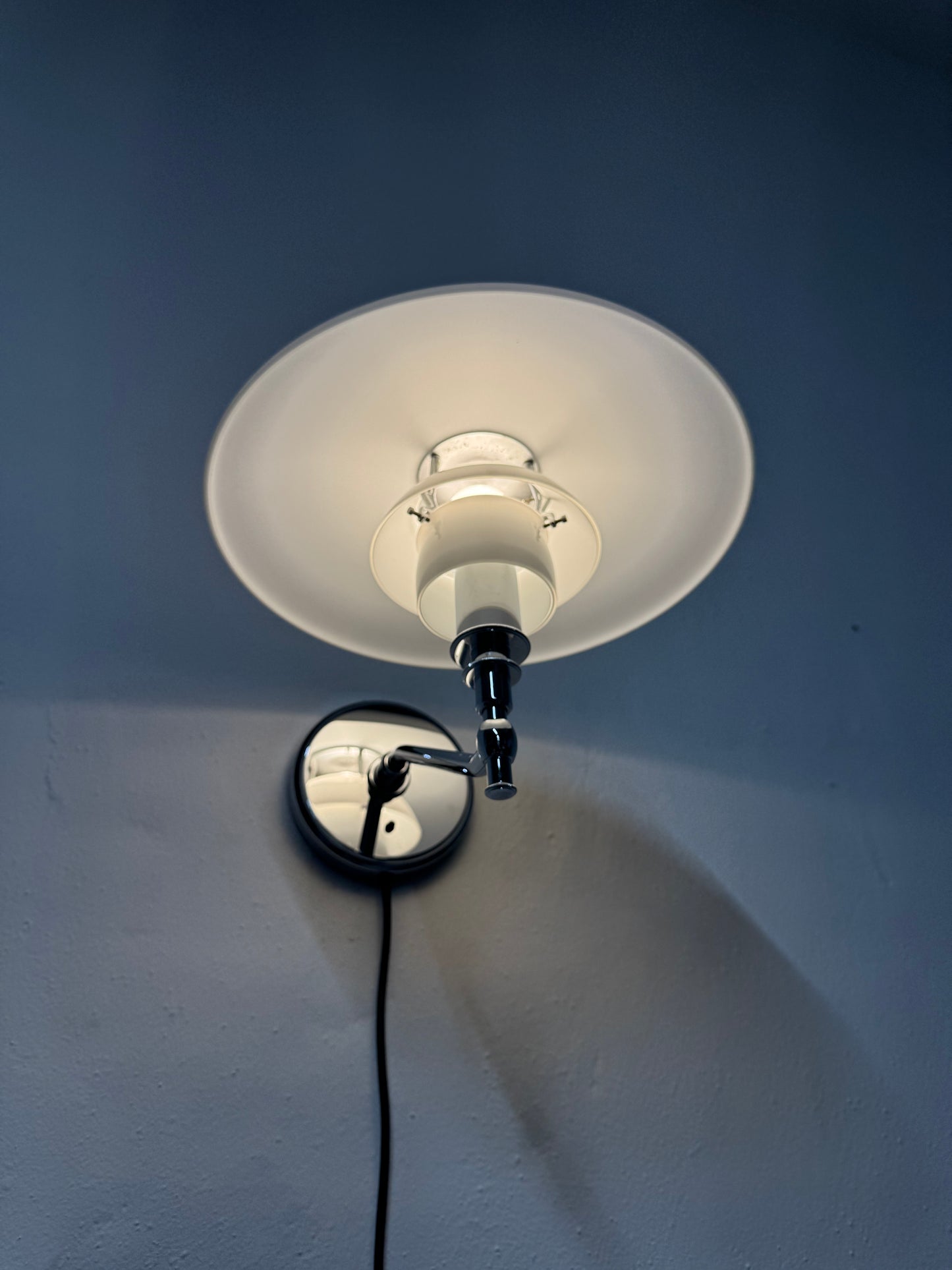 Poul Henningsen, “PH 3/2 væglampe” Louis Poulsen.