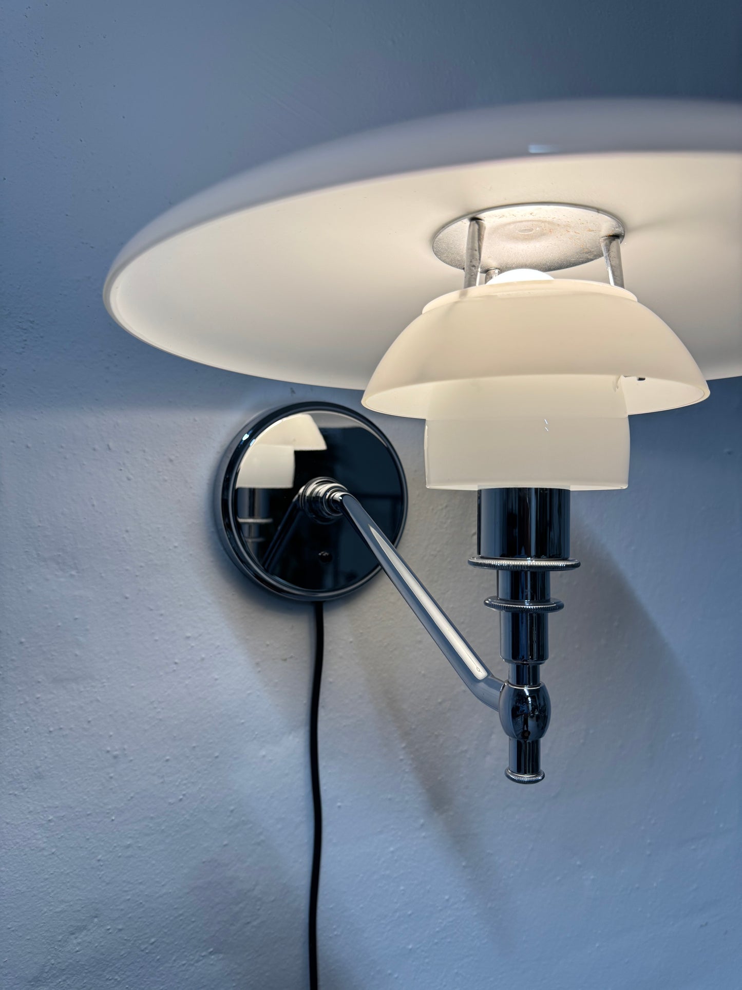 Poul Henningsen, “PH 3/2 væglampe” Louis Poulsen.