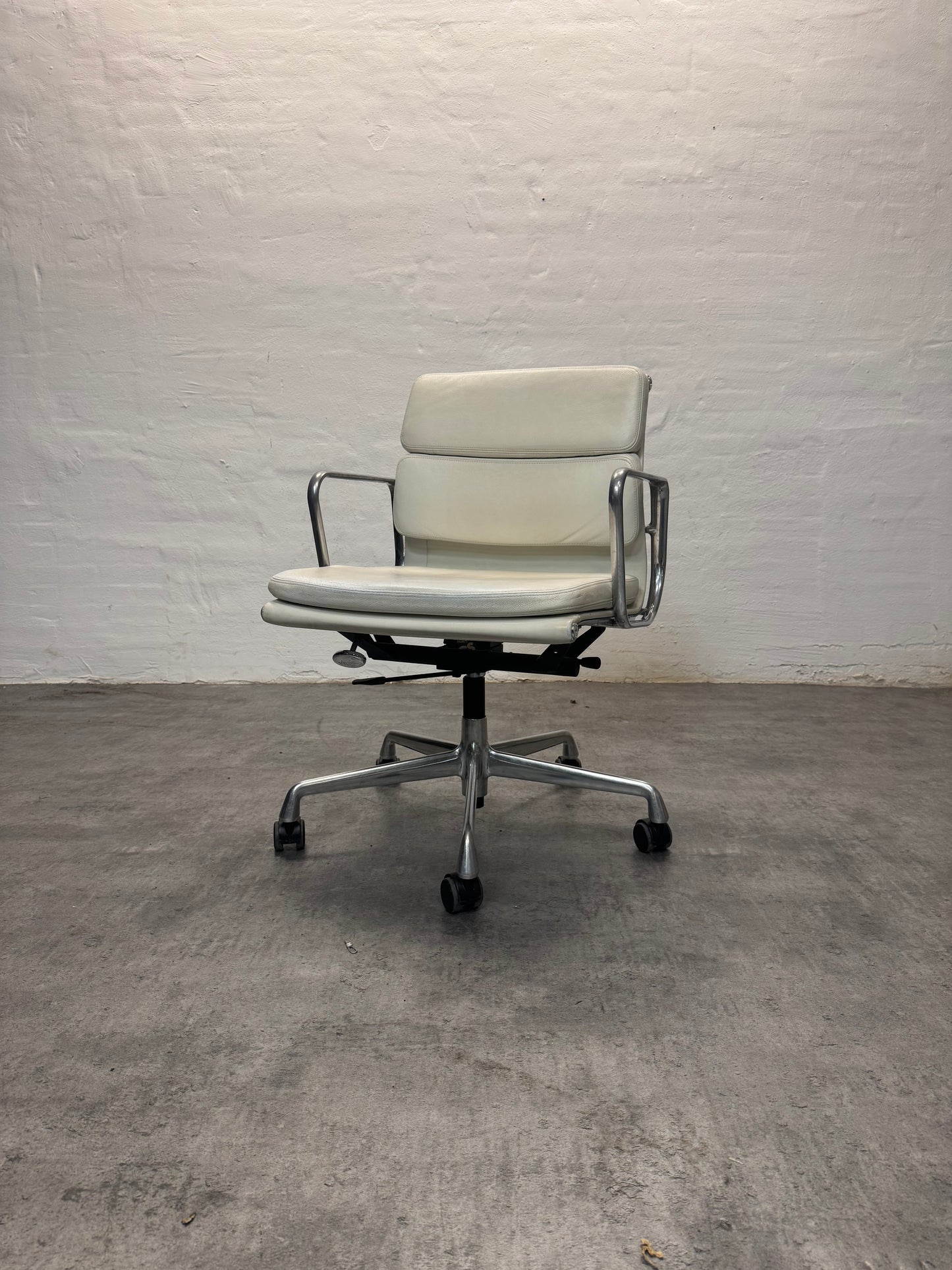Charles Eames ‘EA-217’ Vitra.