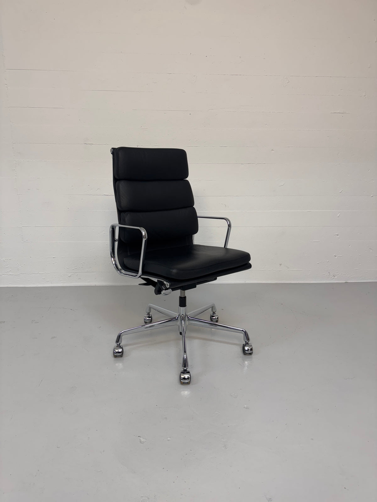 Charles Eames ‘EA-219’ Vitra.