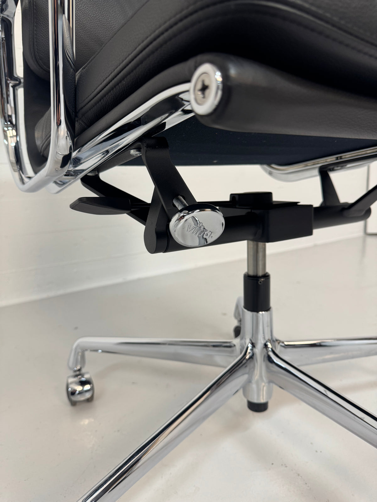 Charles Eames ‘EA-219’ Vitra.