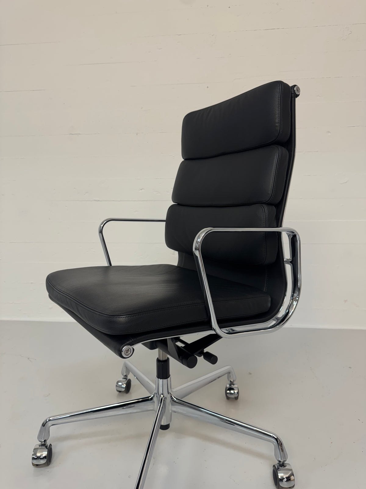 Charles Eames ‘EA-219’ Vitra.