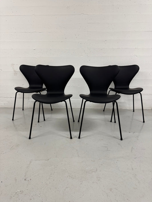 Nypolstret Arne Jacobsen ‘Syveren/3107’ Fritz Hansen.