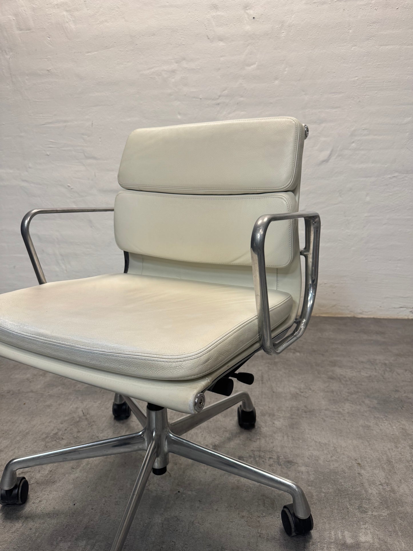 Charles Eames ‘EA-217’ Vitra.