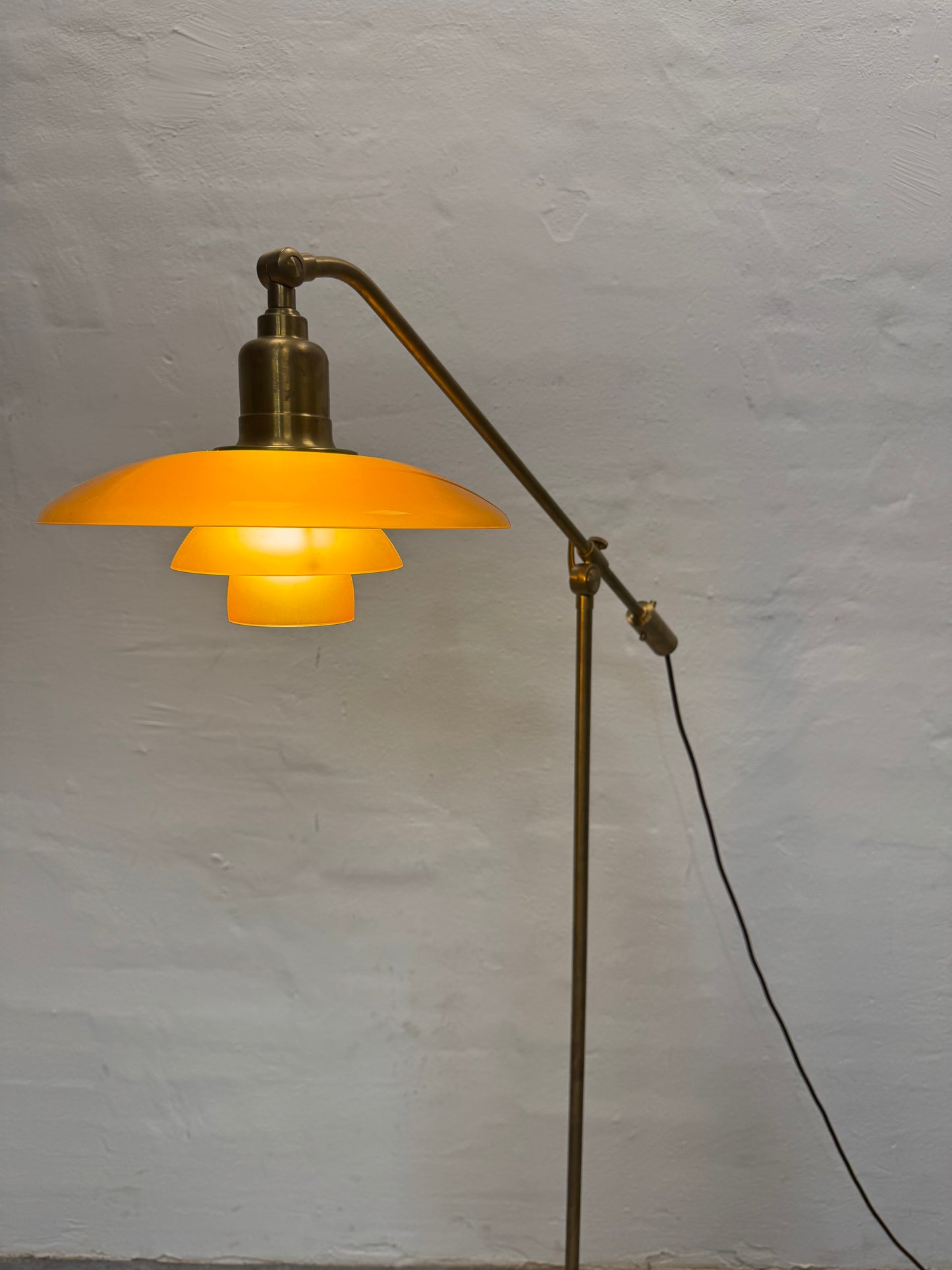 Poul Henningsen “Vandpumpen” Limited Edition i messing med ravfarvet glas.