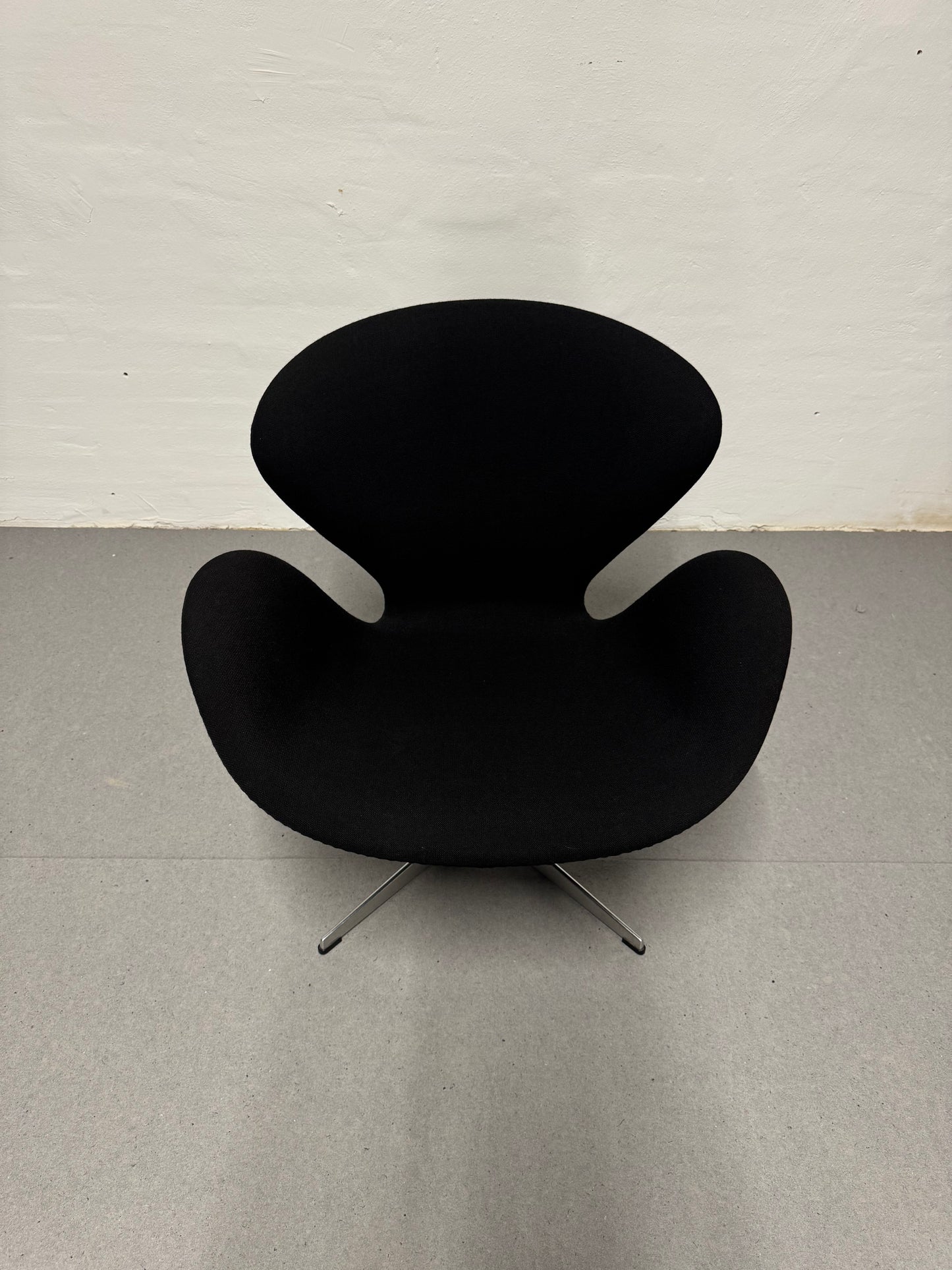 Returdrej & Original polstring Arne Jacobsen ‘Svanen’ Fritz Hansen, model: 3320.