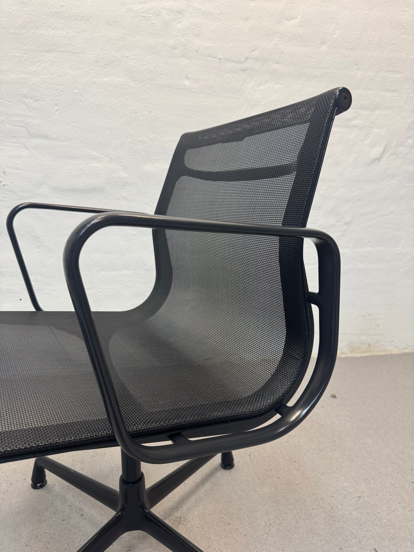 Charles Eames ‘EA107’ kontorstol, Vitra.