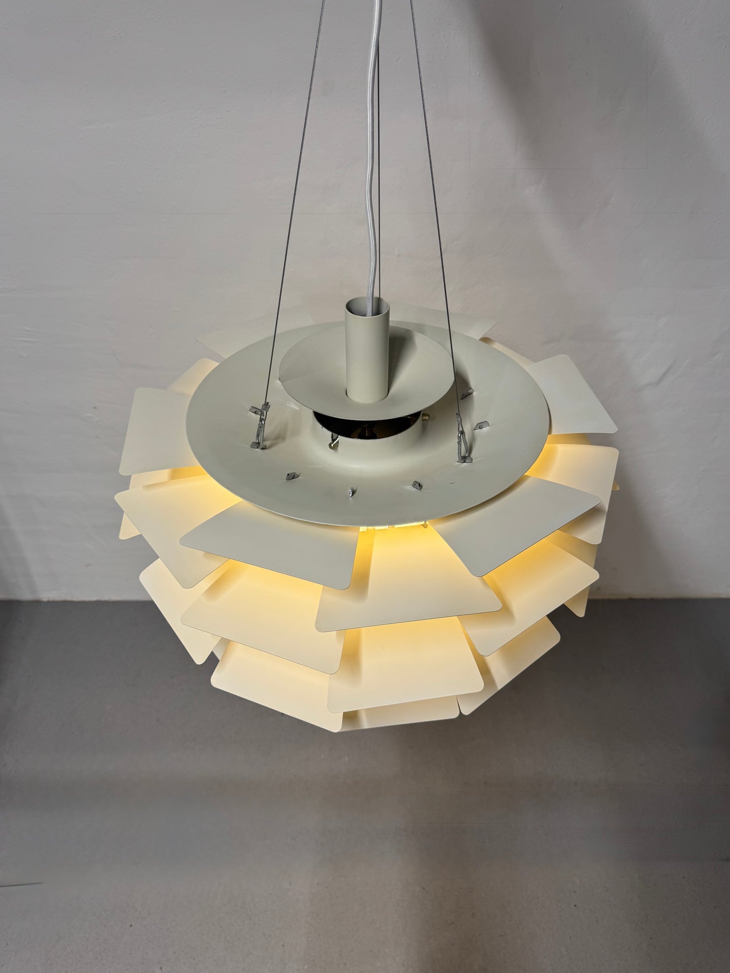 Poul Henningsen “Koglen” Ø60 cm, hvid.