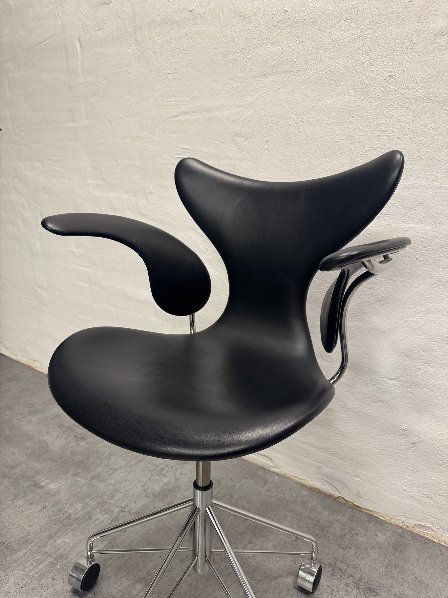 Arne Jacobsen ‘3218/liljen’ Fritz Hansen.