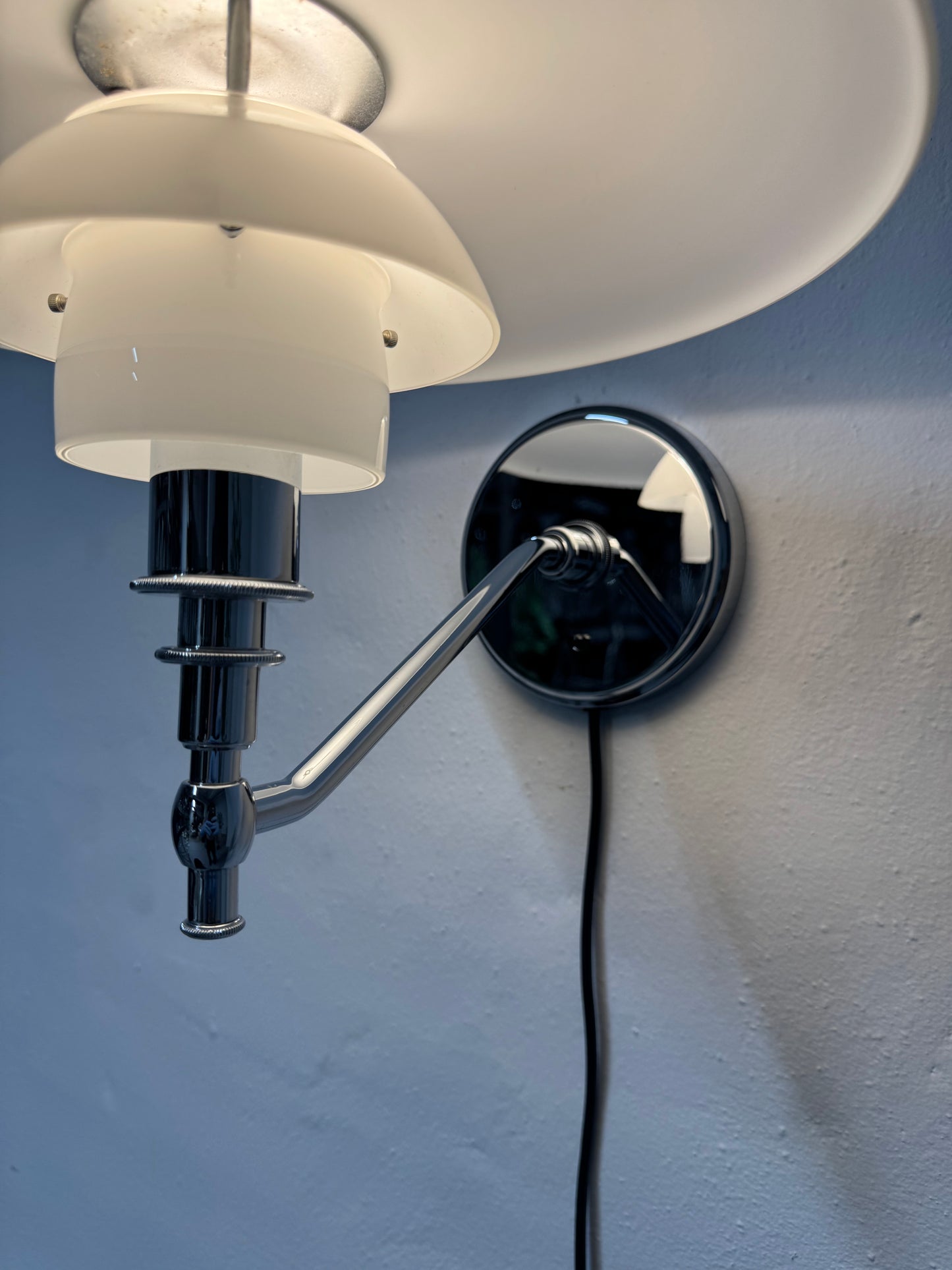 Poul Henningsen, “PH 3/2 væglampe” Louis Poulsen.