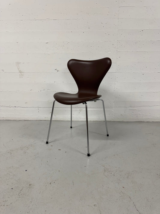 Brown Label, Arne Jacobsen ‘Syveren/3107’ Fritz Hansen.
