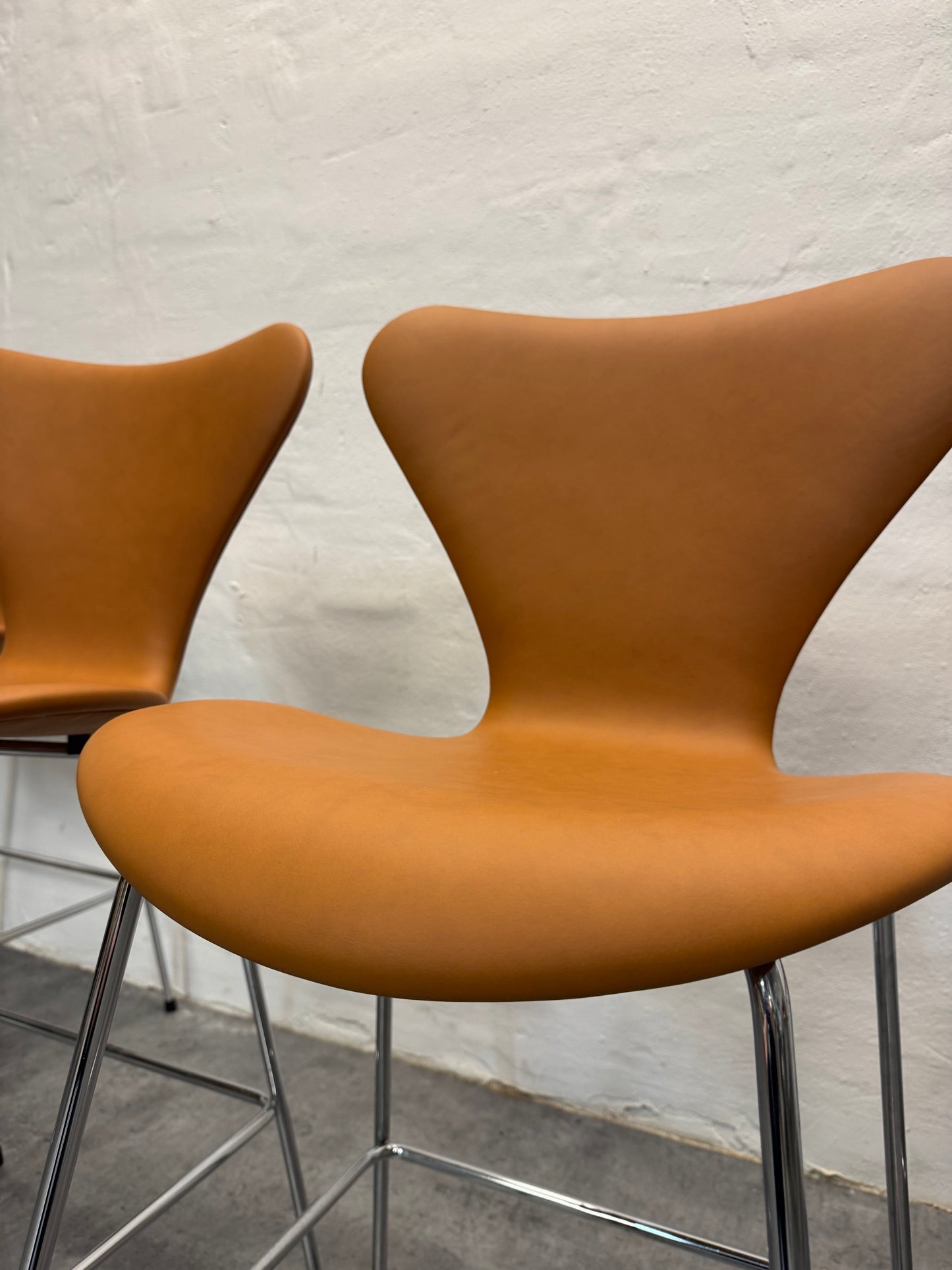 Nypolstret Arne Jacobsen barstole “Syveren / 3197” Fritz Hansen