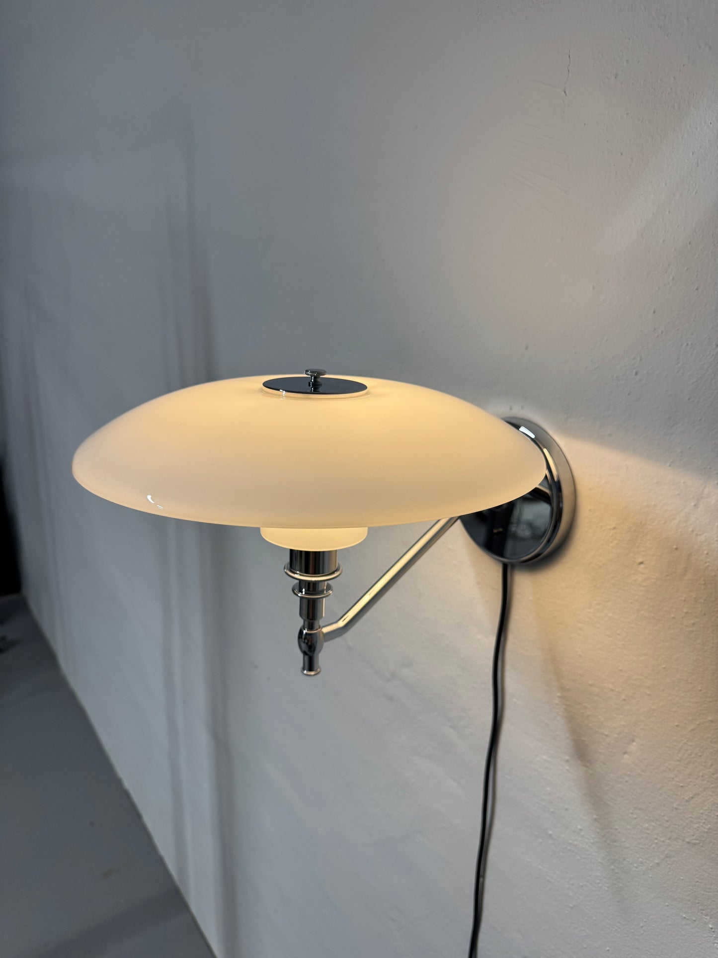 Poul Henningsen, “PH 3/2 væglampe” Louis Poulsen.