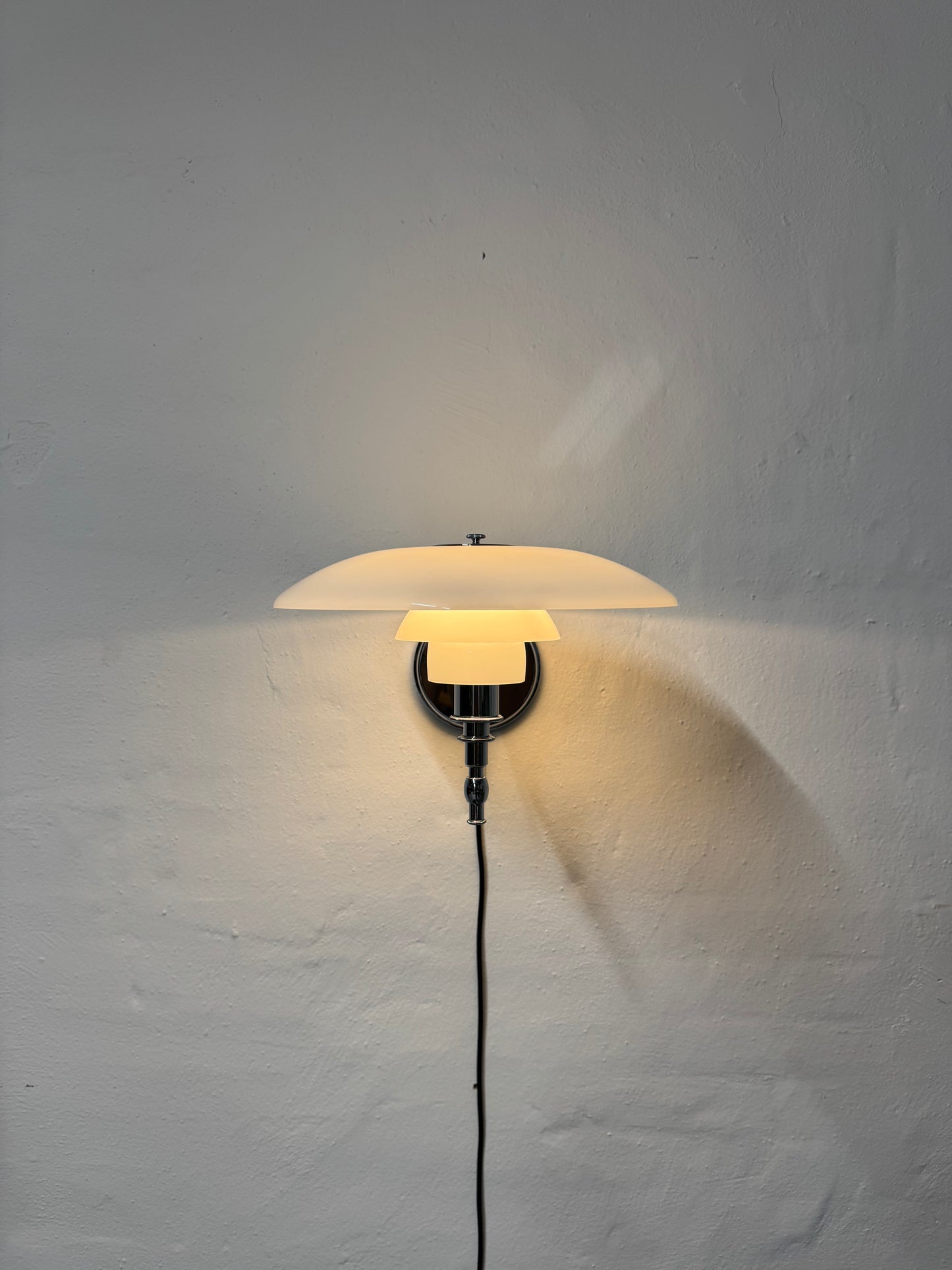 Poul Henningsen, “PH 3/2 væglampe” Louis Poulsen.