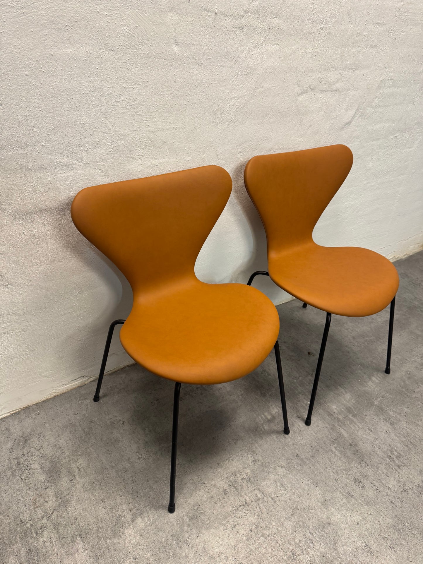 Nypolstrede Arne Jacobsen ‘3107’ Syverstol i cognac læder.