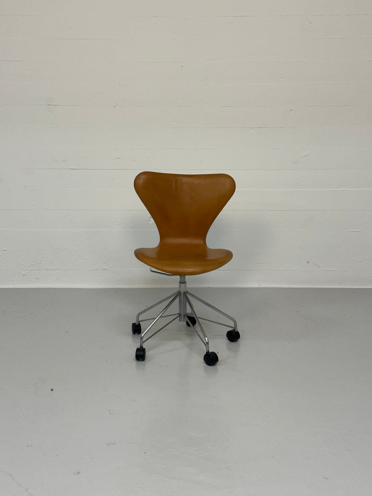 Arne Jacobsen ‘3117’ Fritz Hansen.