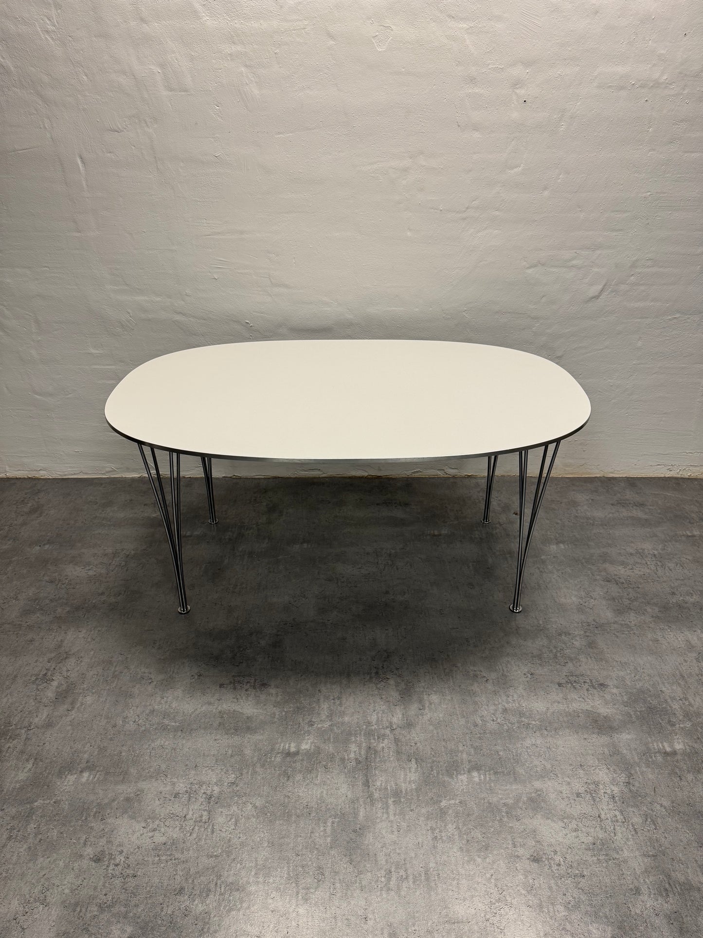 Piet Hein & Bruno Mathsson ‘Superellipse’ Fritz Hansen.