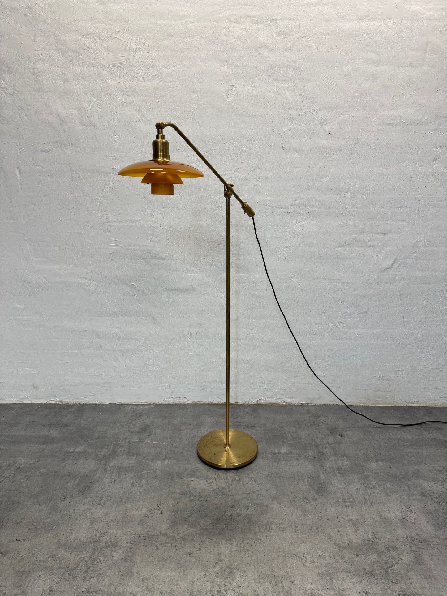 Poul Henningsen “Vandpumpen” Limited Edition i messing med ravfarvet glas.