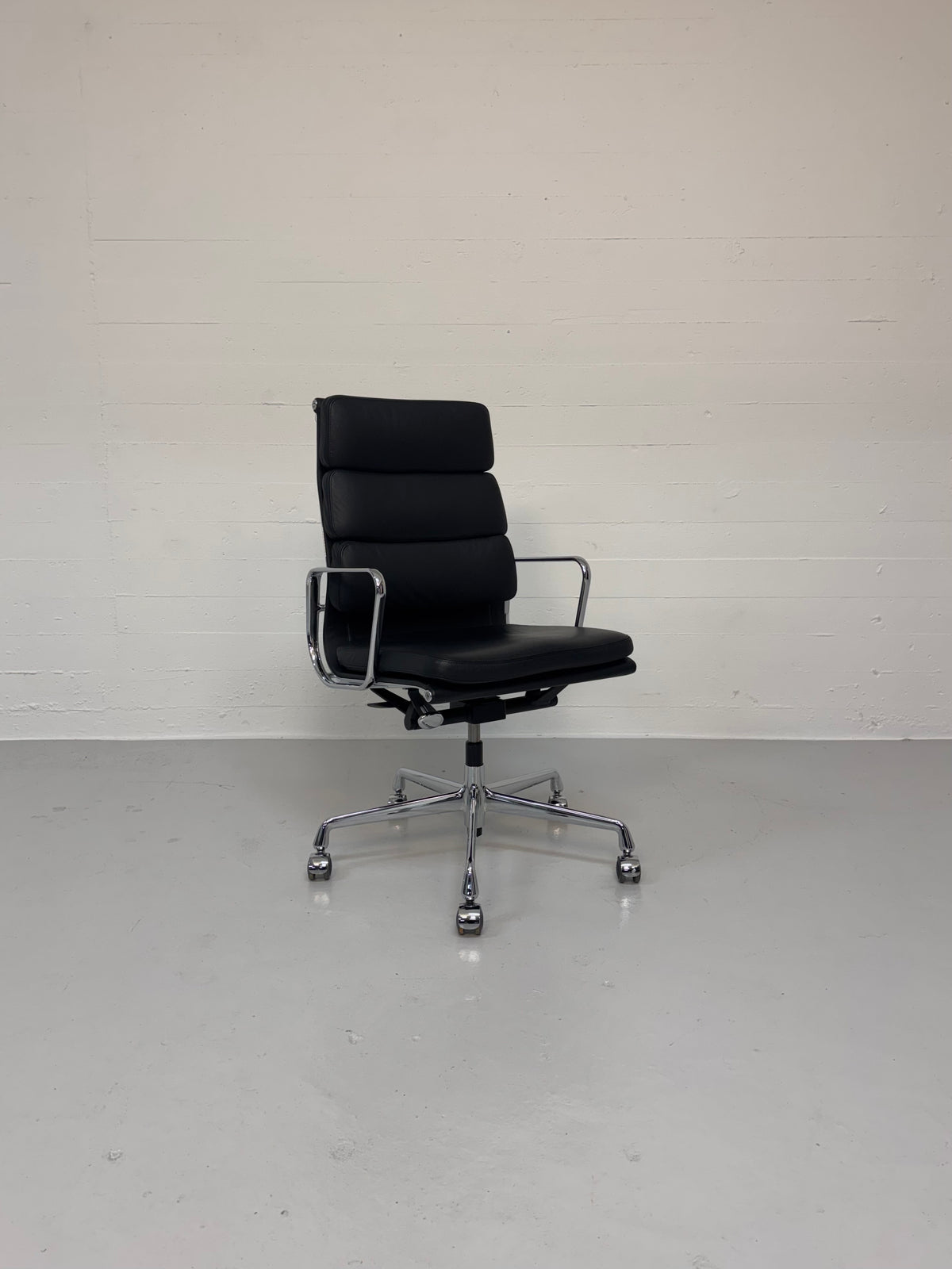 Charles Eames ‘EA-219’ Vitra.