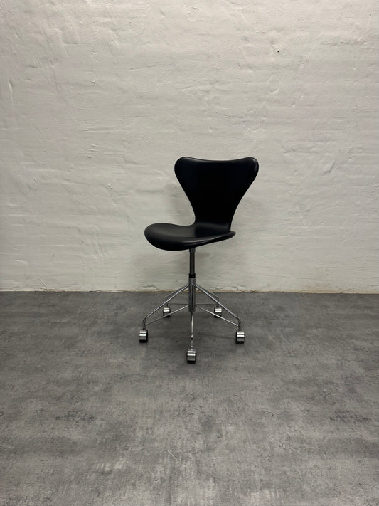Brown Label, Arne Jacobsen ‘Syveren/3117’ Fritz Hansen.