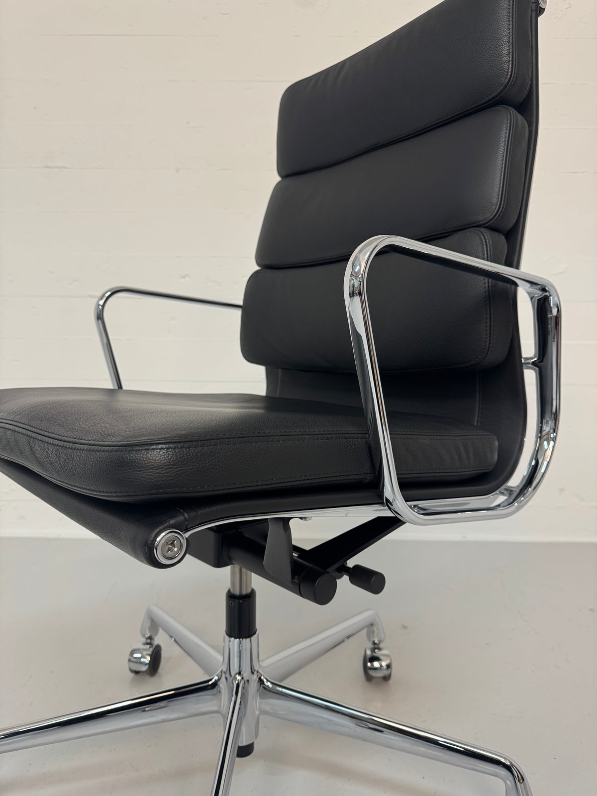 Charles Eames ‘EA-219’ Vitra.