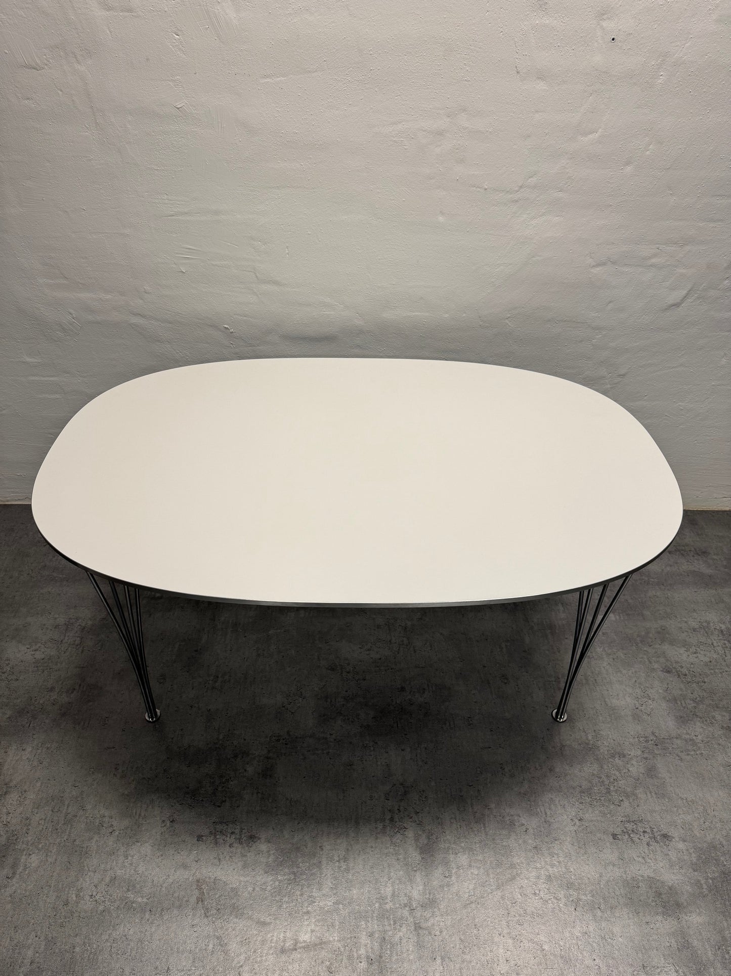 Piet Hein & Bruno Mathsson ‘Superellipse’ Fritz Hansen.