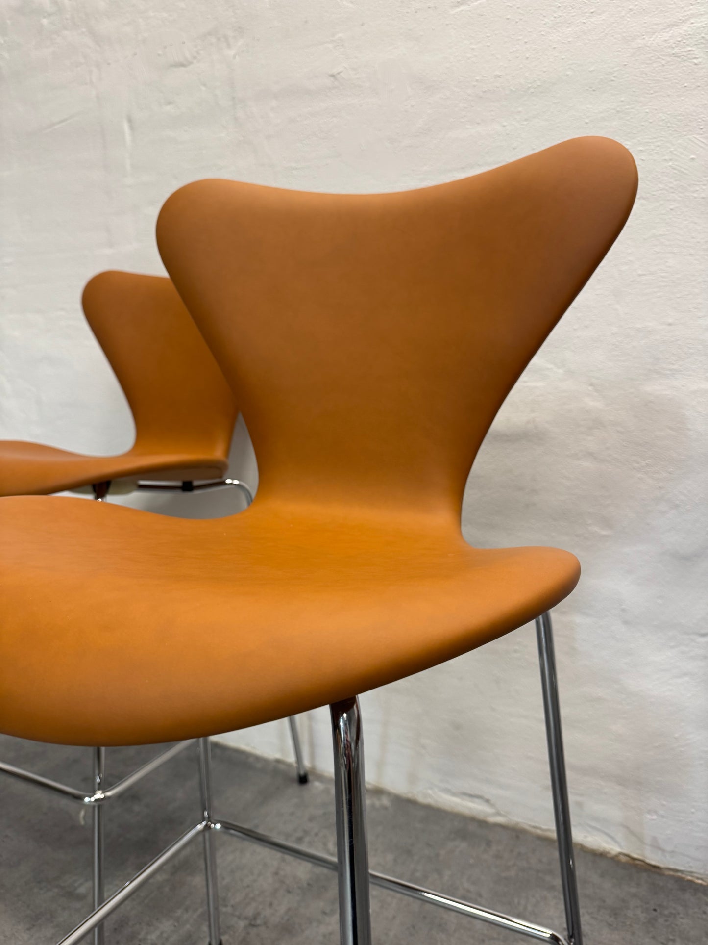 Nypolstret Arne Jacobsen barstole “Syveren / 3197” Fritz Hansen
